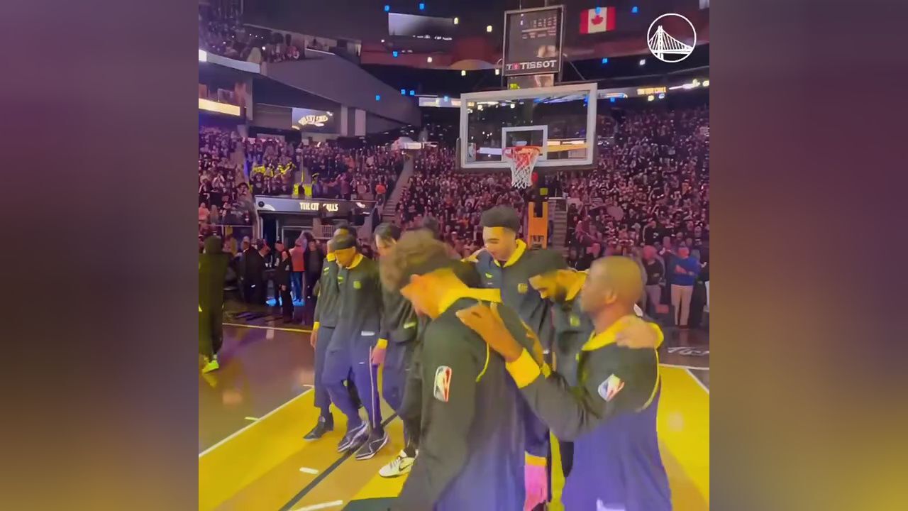 勇士vs马刺比赛正式开始,勇士队这个出场仪式太燃啦!