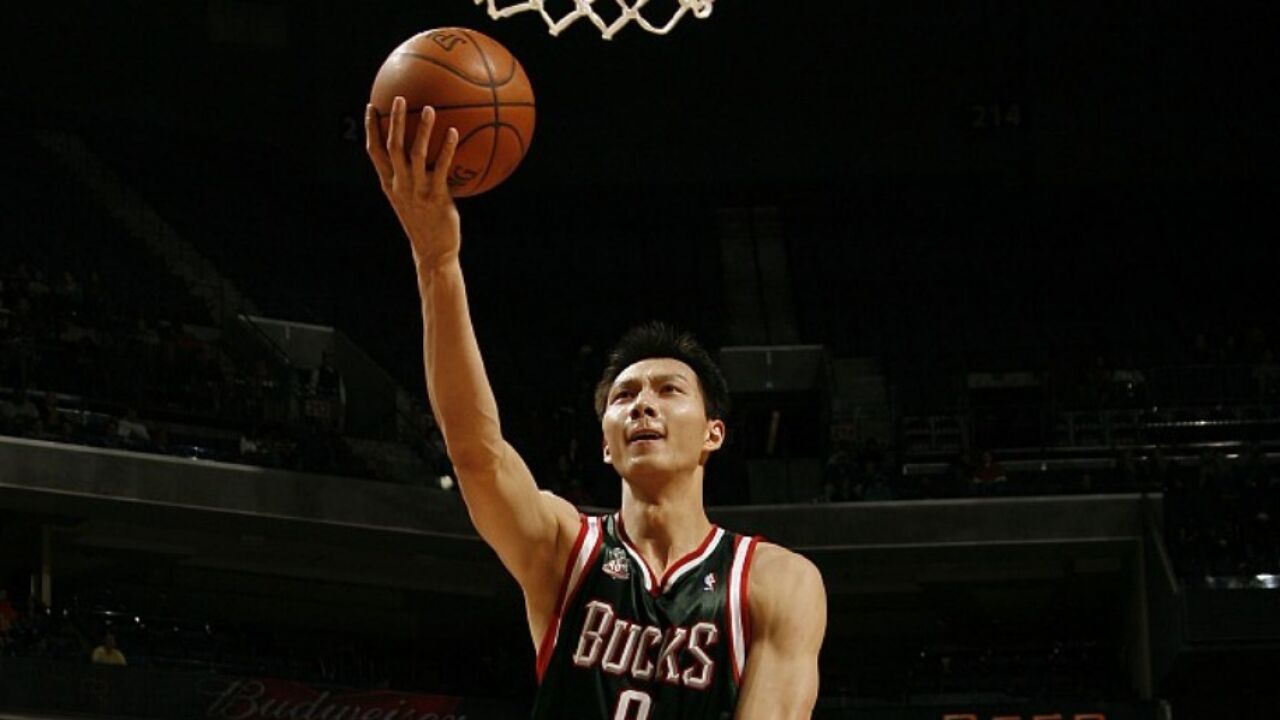 黄种人的骄傲!易建联nba生涯十佳球:银河揽月扣满天 制霸攻防