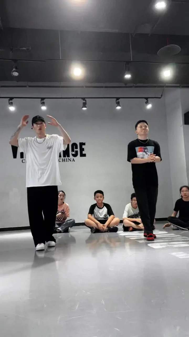 成人班最近来了越来越多已婚男士#popping震感舞 #舞蹈课堂随拍