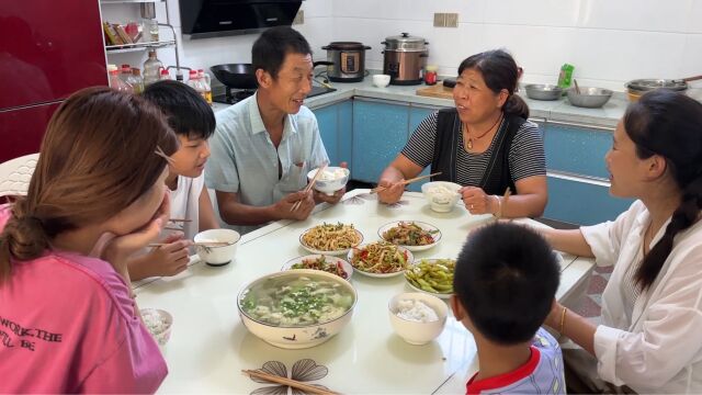 冰箱里面还有一些章鱼须,媳妇把它爆炒一大盘,Q弹入味真下饭