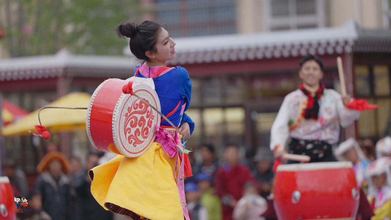 舞台上精彩的热巴鼓舞