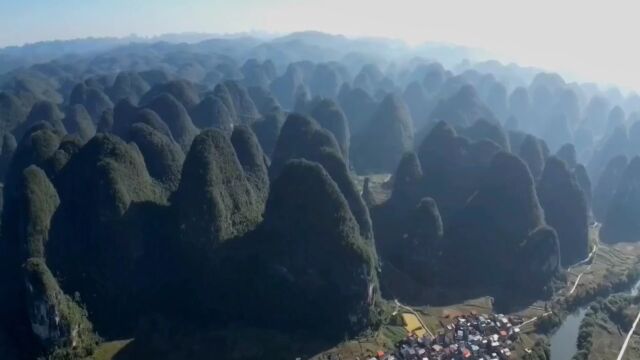 广西十万大山,空中俯瞰,山峦叠嶂,风景秀美