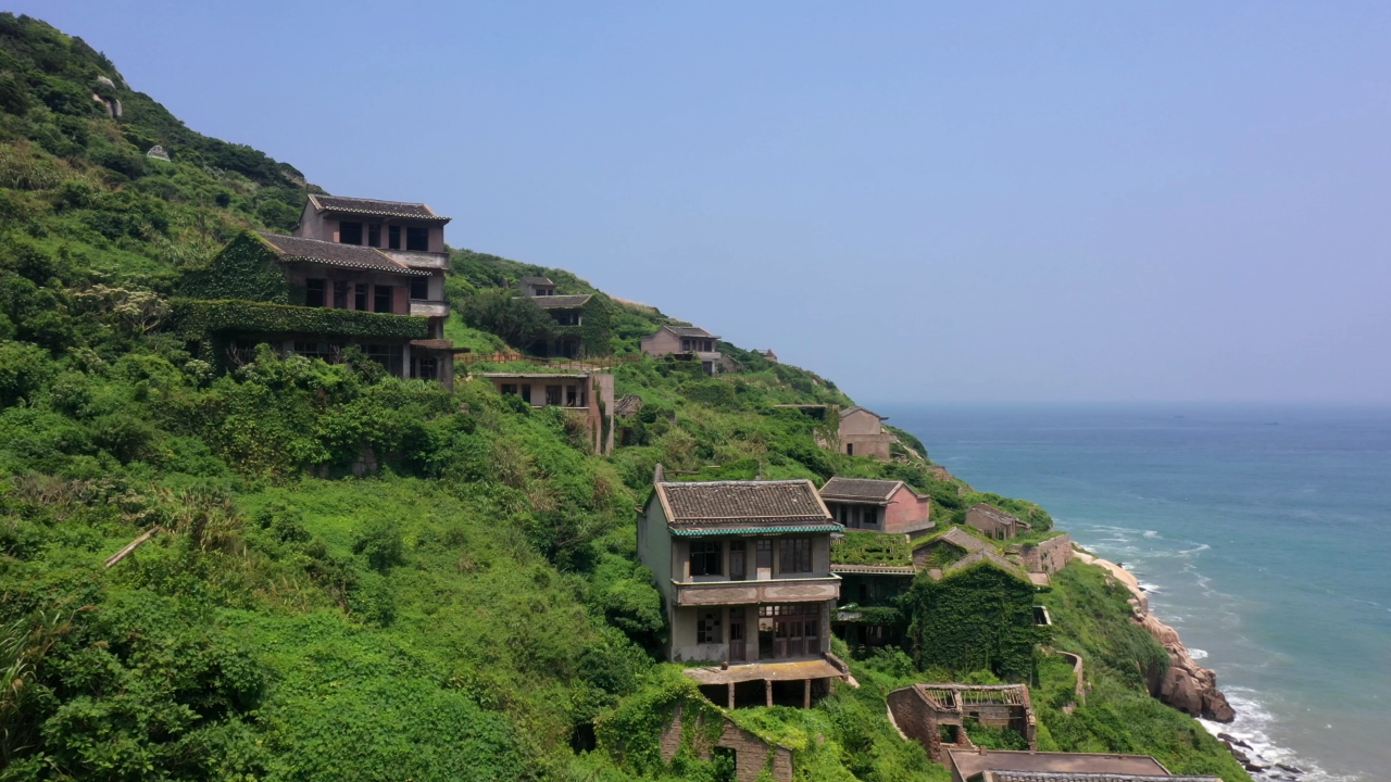 实拍舟山无人村,遍布海景房却看不到村民,就像史前奇幻世界