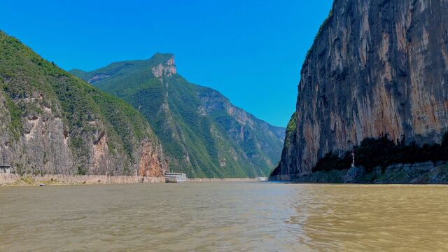 奉节旅游不可错过的打卡项目,乘坐赤甲6号游船近距离欣赏瞿塘峡