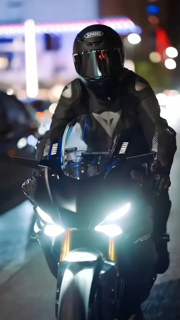 你还小,喜欢鬼火和精神小伙,等你长大了你就知道,身穿丹尼斯,头戴agv