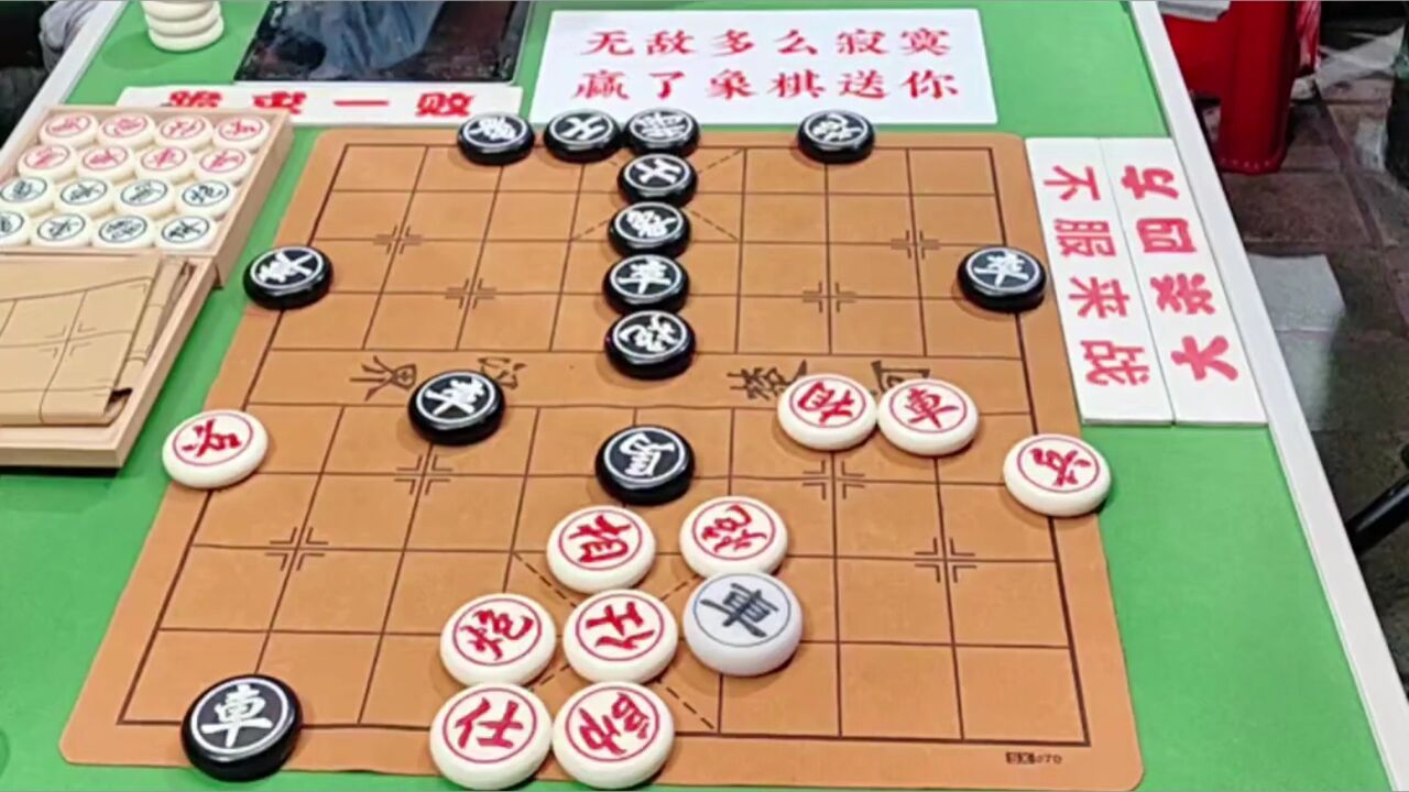 象棋大师孙浩宇街头摆摊狂言闭着眼睛也能砍大爷,棋友:太嚣张了