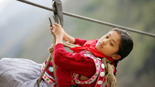 大山里的孩子上学，每天都要跨越百米怒江，唯一的愿望是走路上学
