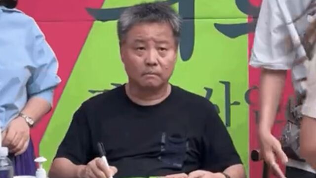 余华韩国签售会笑料百出,签字演上班状态,被热水烫出表情包