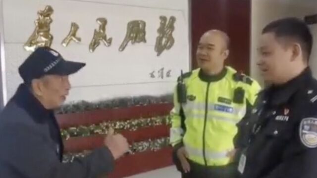 铁骑清理路面障碍被老人找上门点赞:让孙子报考交警,向您学习!