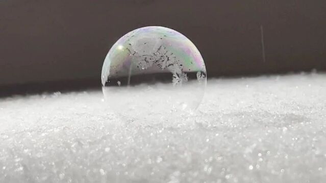 快看,雪地里的冰冻泡泡有多美!丨正经玩