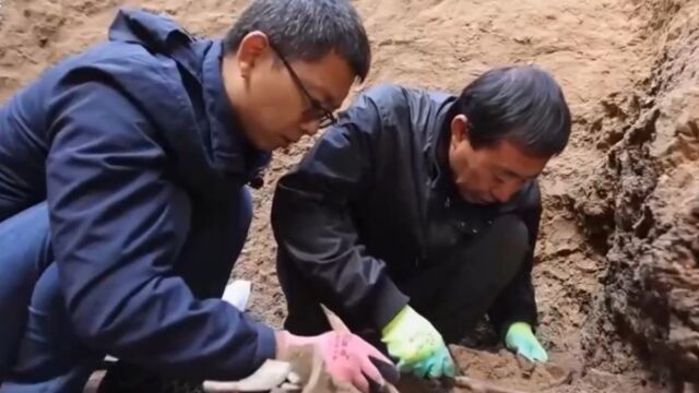 战国时期墓葬多为没有墓道土坑竖穴墓,古人会修筑圆形脚窝式台阶