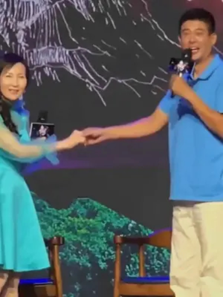 小青扮演者张玉堂扮演者 #李秉桦 时隔26年再次舞台重聚,一见面就手