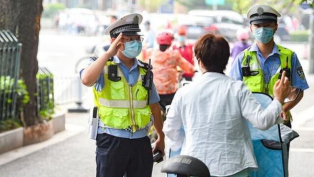 C1驾照骑电动车扣12分?车主用交通法反问交警:为何不能骑?