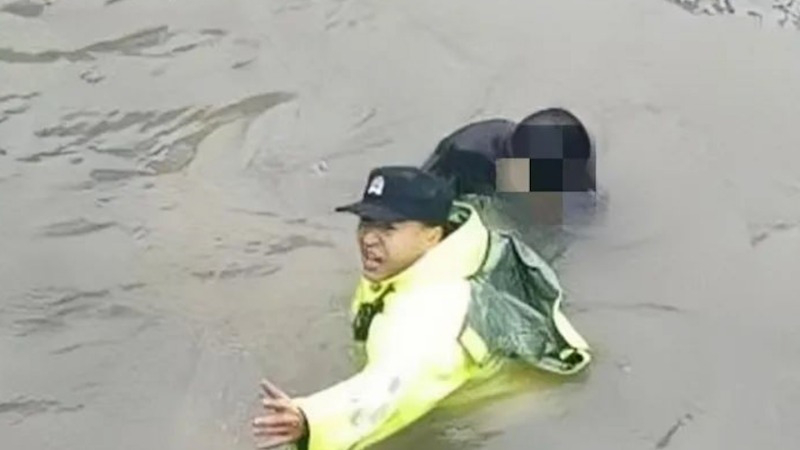 男子因感情问题投河自尽,民警毫不犹豫跳水救人