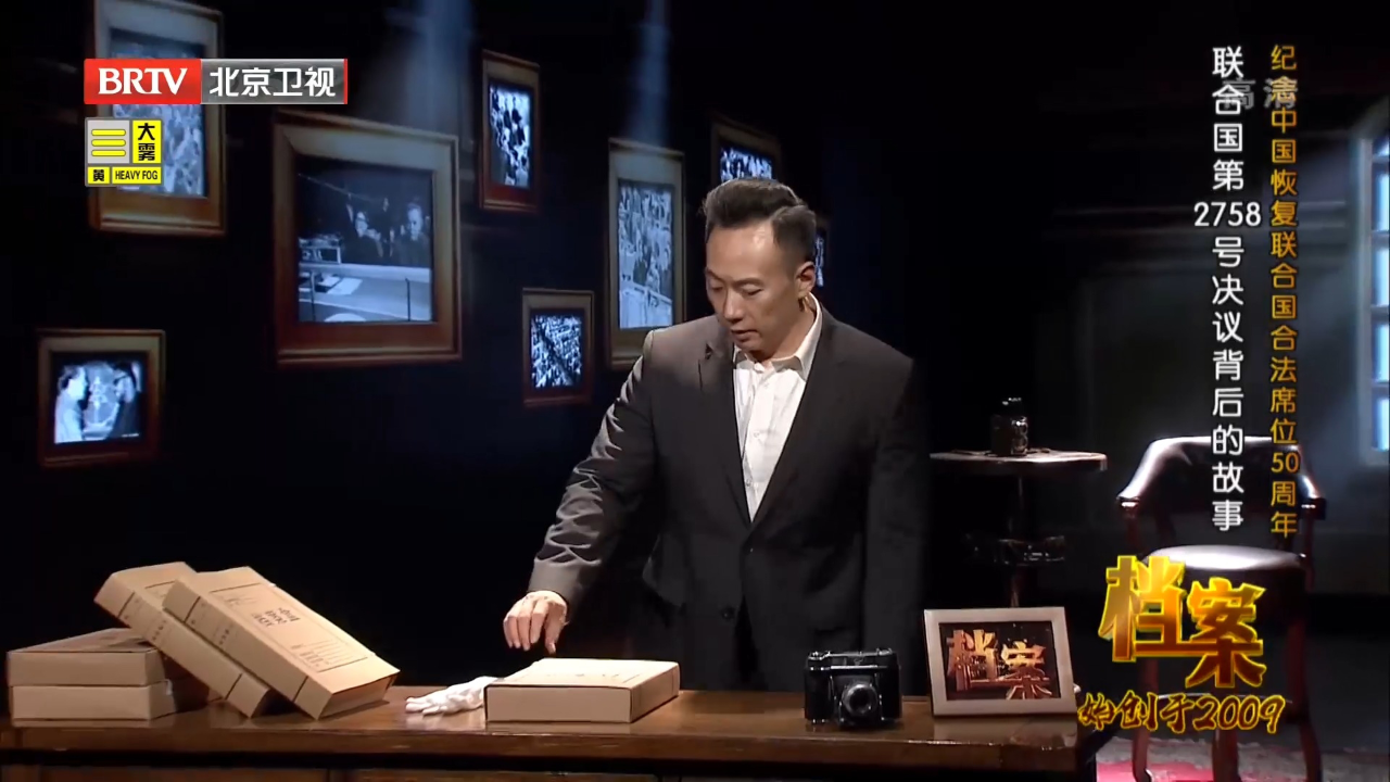 回到席位上的乔冠华,留下了著名的定格,《乔的笑》