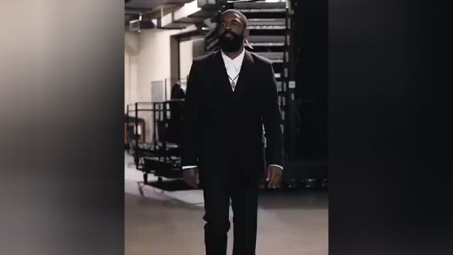 欧文一改往日酷拽风格 一身黑色西装惊艳亮相