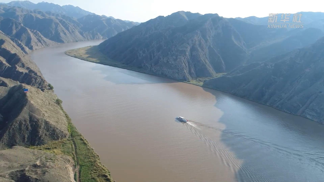 泛舟黄河 看贺兰山风景如画