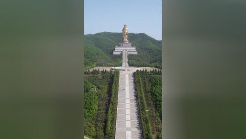 中原大佛又名鲁山大佛,位于河南省鲁山县佛泉寺,高208米,相当于70层楼