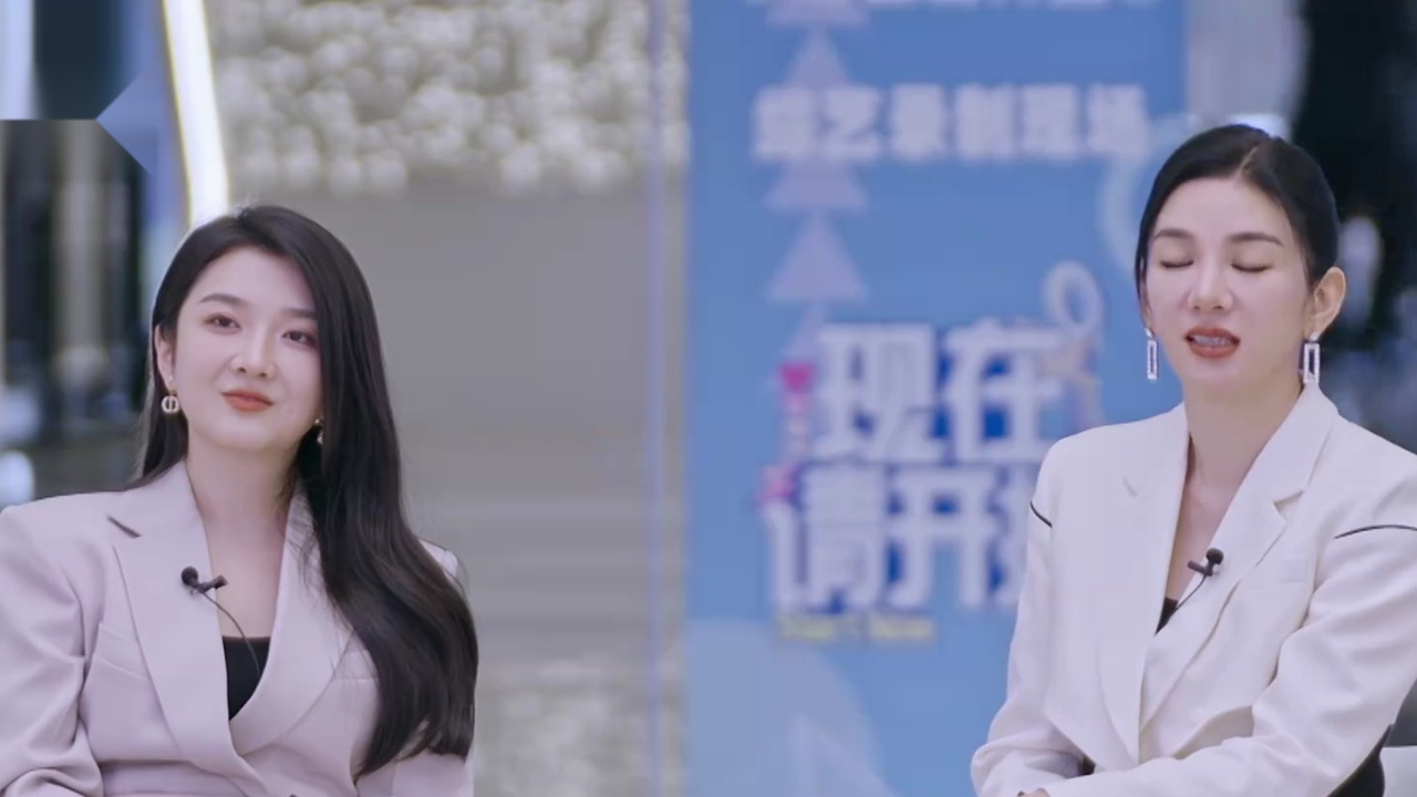 现在请开播丨猛男卖花出奇招,让黄奕和吴雅婷都赞不绝