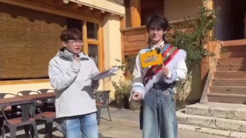 张真源民族服装狼尾造型太帅啦