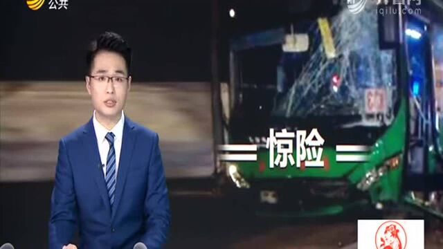 泰安:司机突发疾病晕倒 公交车冲上人行道