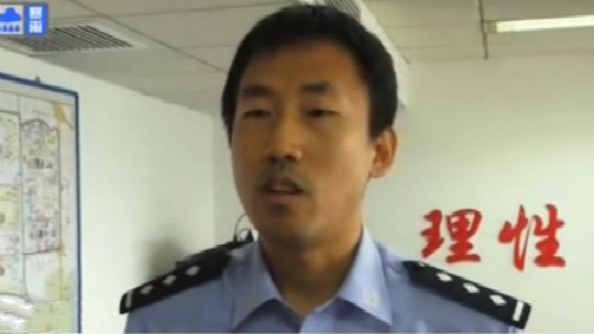 门店挂锁不安全 一把笤帚就能打开