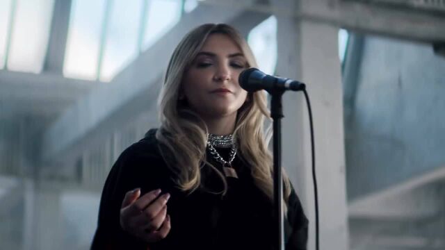 Julia Michaels  Issues