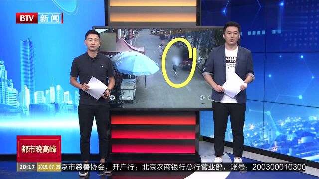 河南武陟:网逃被追跑丢鞋 感叹“警察跑得太快”