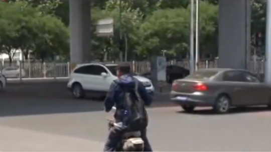 电动车逆行闯红灯 交警：严查