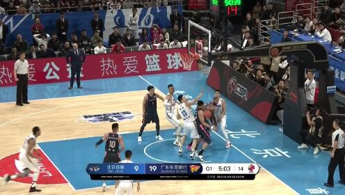 《广东男篮》【得分】北京队连续失误 威姆斯反击上篮得手