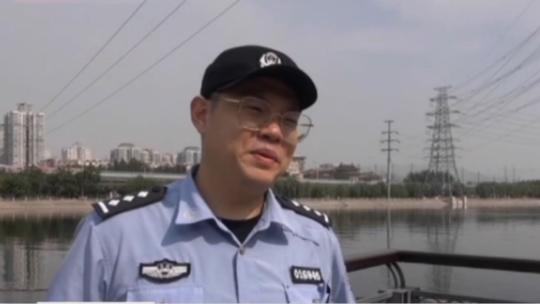 男子情感纠纷 跳河轻生被救
