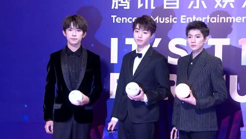 TFBOYS合体出席2019TMEA腾讯音乐娱乐盛典 帅气黑西装亮相惹尖叫