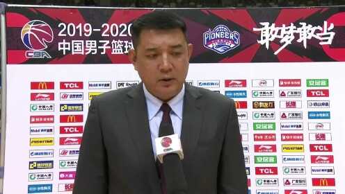 《CBA全场集锦》赛后采访巩晓彬：篮板保护和重点盯防还是有问题