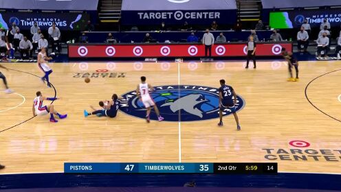 《NBA全场集锦》内传内的绝妙配合 普拉姆利篮下轻松暴扣得手