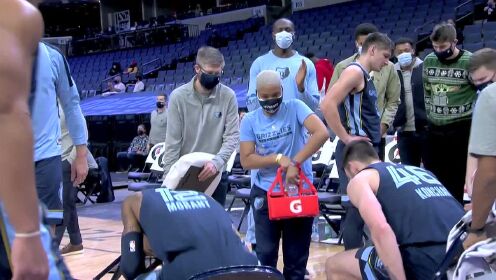 《NBA全场集锦》特雷-杨边线发球直接送空接 奈特心领神会高高跃起隔扣克拉克