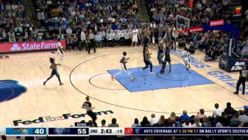 《NBA全场集锦》眼皮底下不容造次！汉普顿突破上篮惨遭梅尔顿钉板大帽伺候