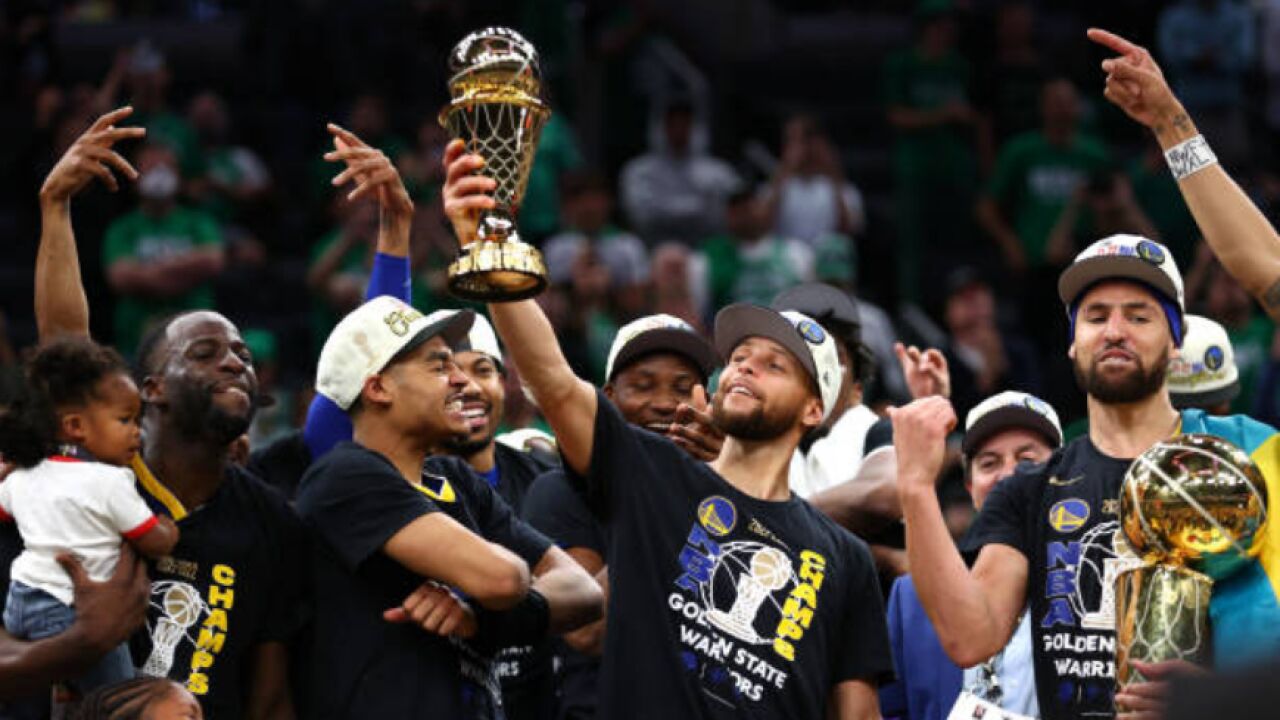 勇士8年4冠##勇士夺队史第7冠##勇士球迷与管泽元对抗