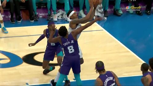《NBA全场集锦》想跟我比弹跳？丹尼斯-史密斯盖帽比尔嘴上也不留情