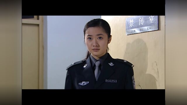 女局长亲自带队出操,百姓夹道欢迎