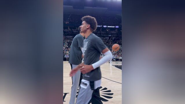 文班亚马赛前热身 自抛+大风车暴扣如探囊取物