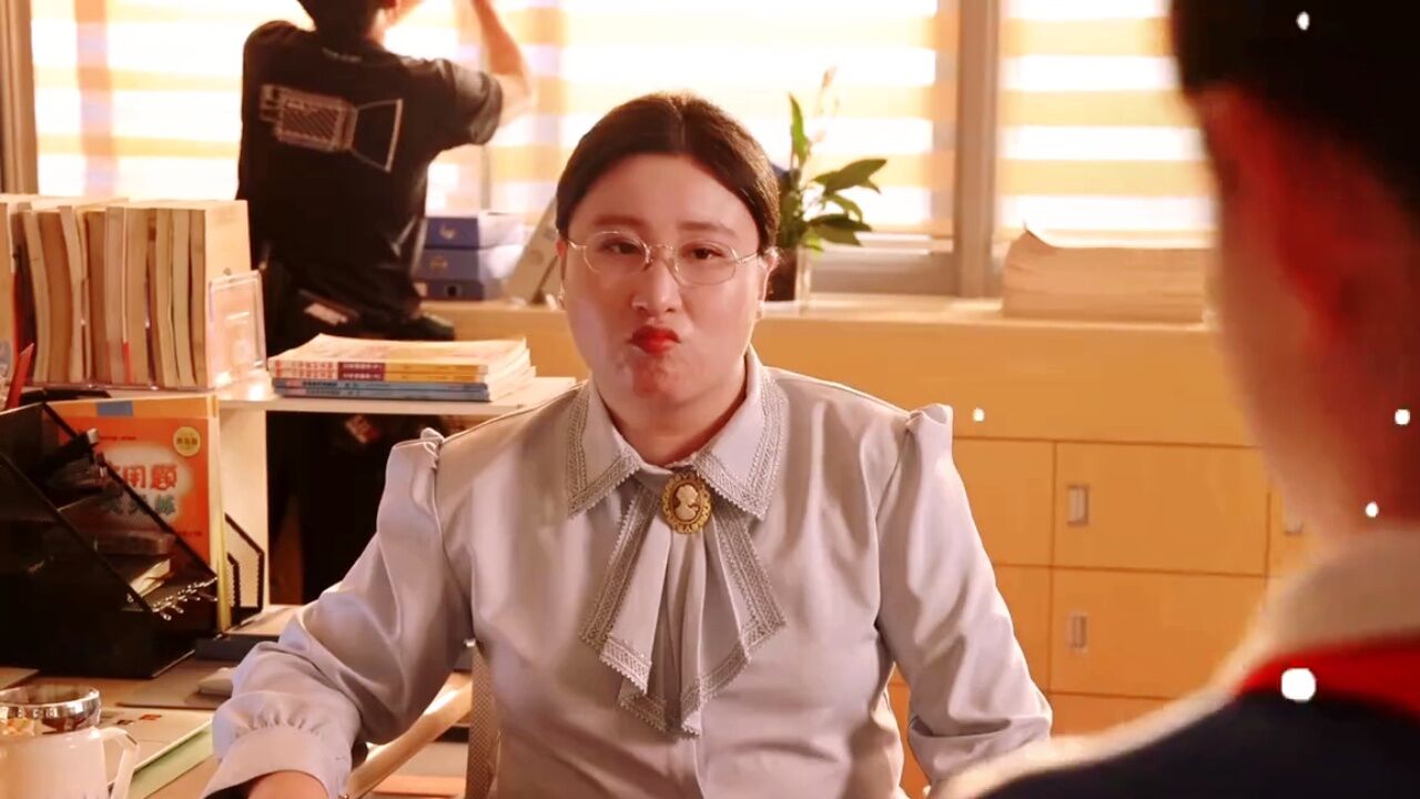 魏老师@嘎嘎锤娜丽莎 在办公室指导米小圈@小演员郭赫轩,李黎@coco陈