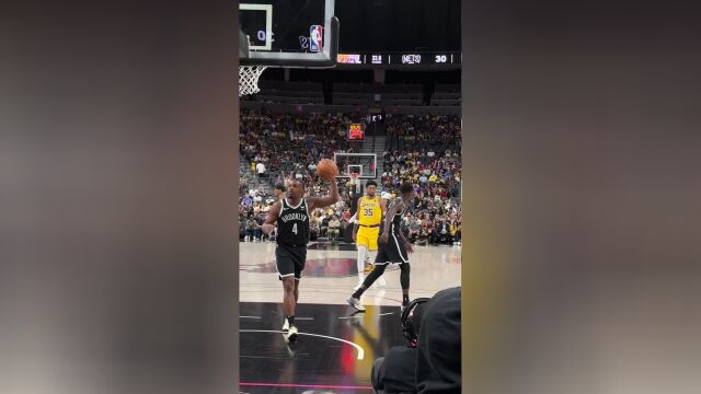 防到脸上也没用 詹姆斯干拔出手稳稳命中