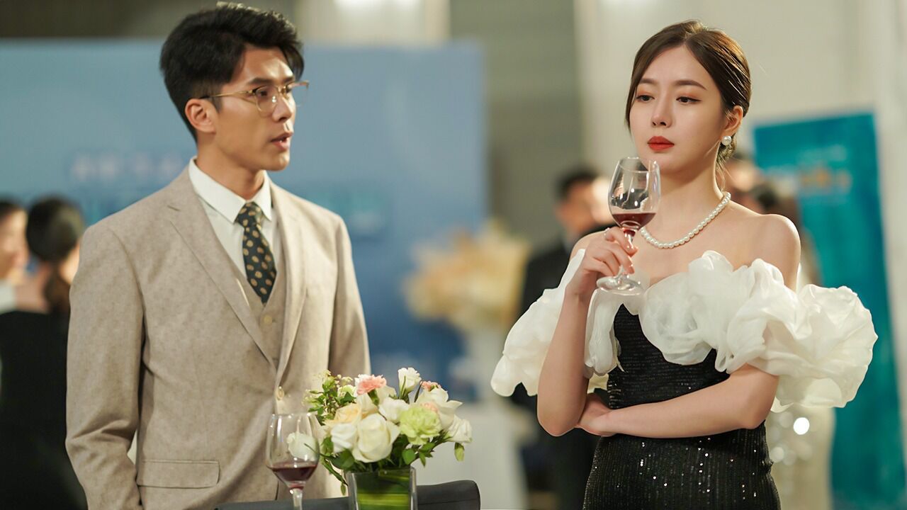 左拥右抱!看门保安接连俘获美女芳心