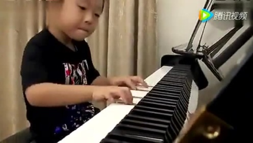 四岁男童令人感叹的钢琴演奏堪称专业！