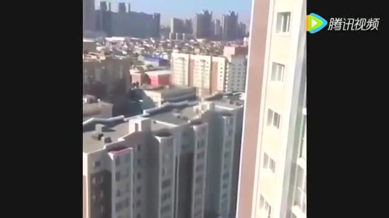 "实拍情侣屋顶上不雅一幕火辣画面令人不齿_高清