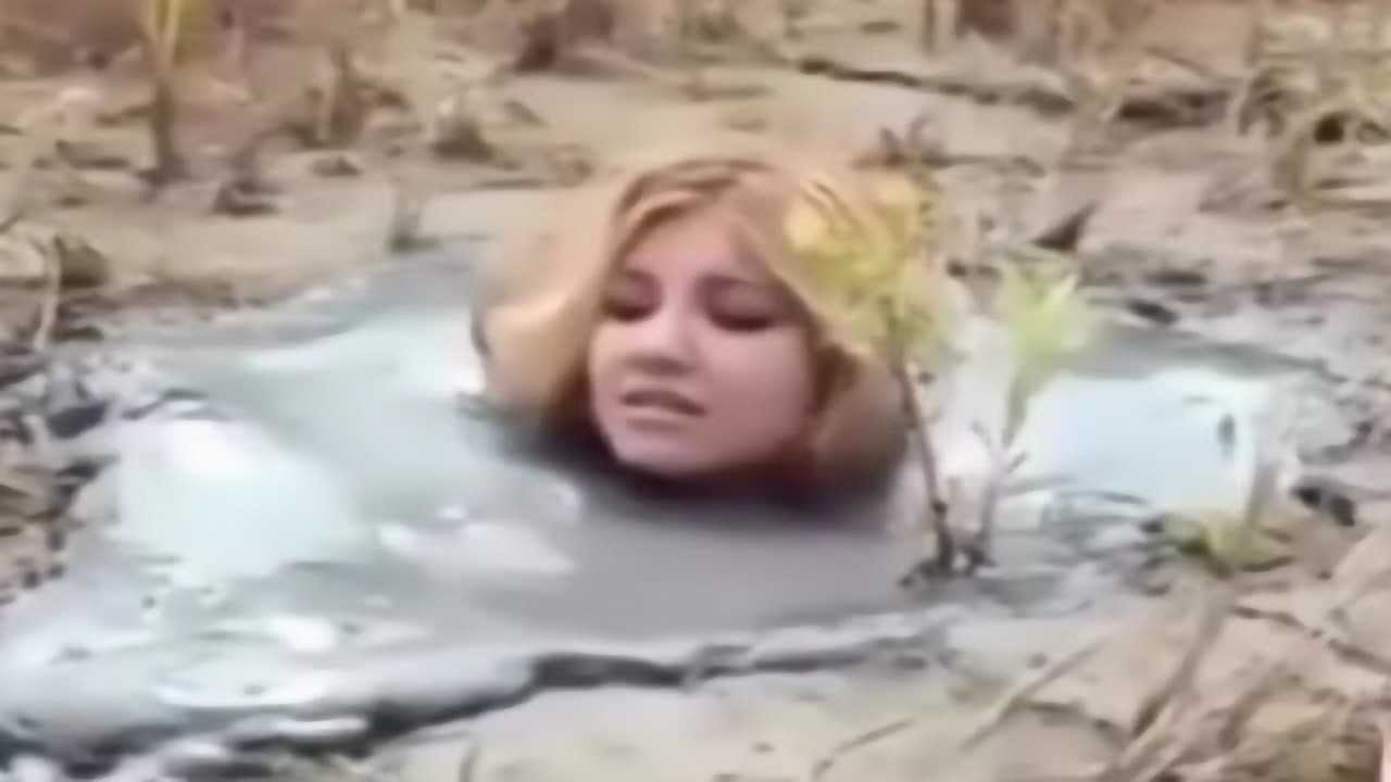 美女被沼泽地吞噬全过程，看完心有余悸_高清