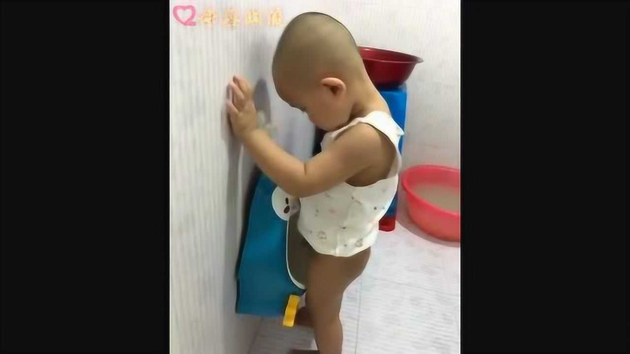 宝宝这样站着尿尿还习惯吗？接下来宝宝的反应太可爱了_腾讯视频