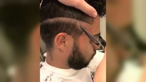 实力派理发师，用剪刀剪男发，真怕剪到皮
