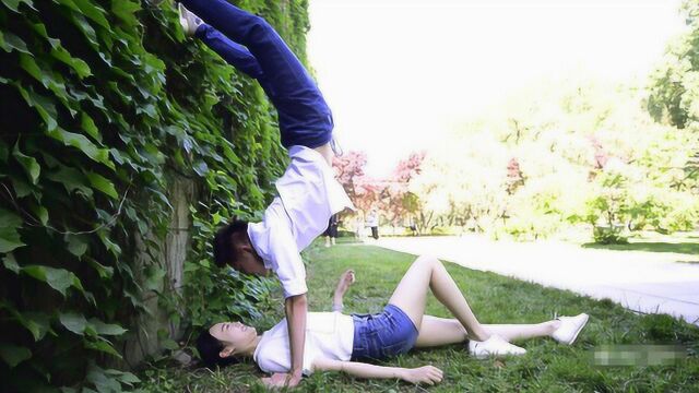 舞蹈专业学生毕业照一字马壁咚花式秀恩爱