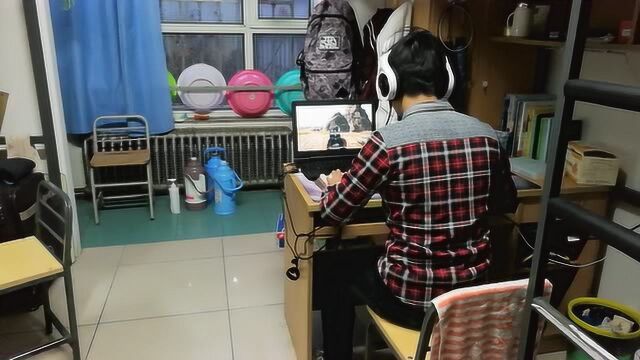 大学舍友下课就在宿舍吃鸡打王者玩游戏